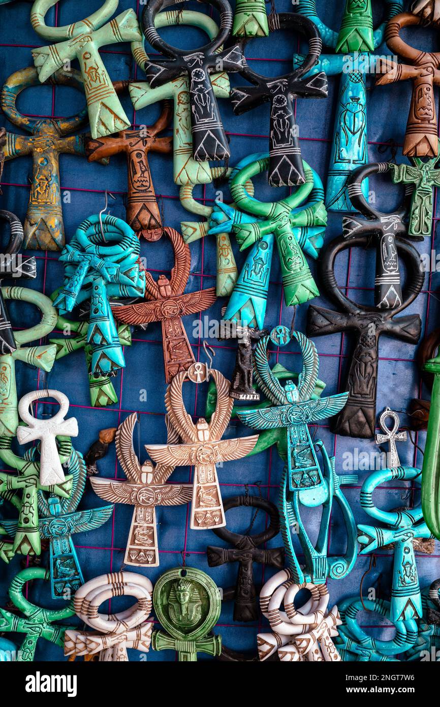 Ankh antico egiziano come souvenir. Souvenir egiziano tradizionale. Bazaar Orientale al Villaggio Nubiano. Assuan. Egitto. Africa. Foto Stock