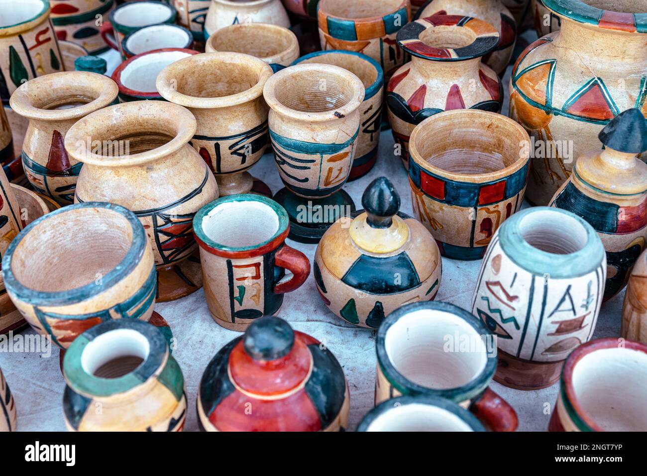 Souvenir colorati fatti a mano. Varietà di souvenir egiziani tradizionali. Bazaar Orientale al Villaggio Nubiano. Assuan. Egitto. Africa. Foto Stock