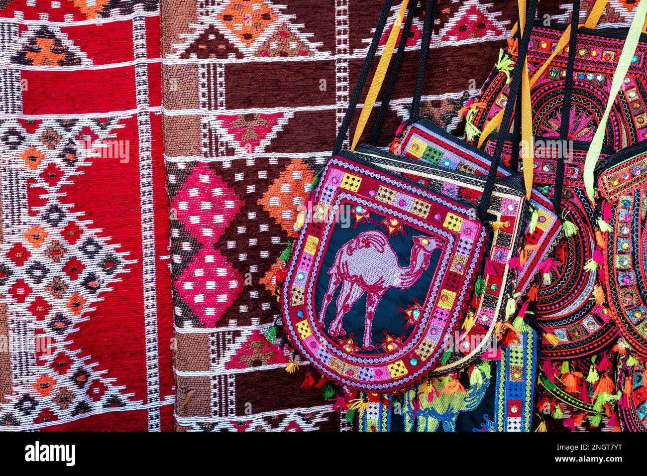 Souvenir colorati fatti a mano. Varietà di souvenir egiziani tradizionali. Bazaar Orientale al Villaggio Nubiano. Assuan. Egitto. Africa. Foto Stock