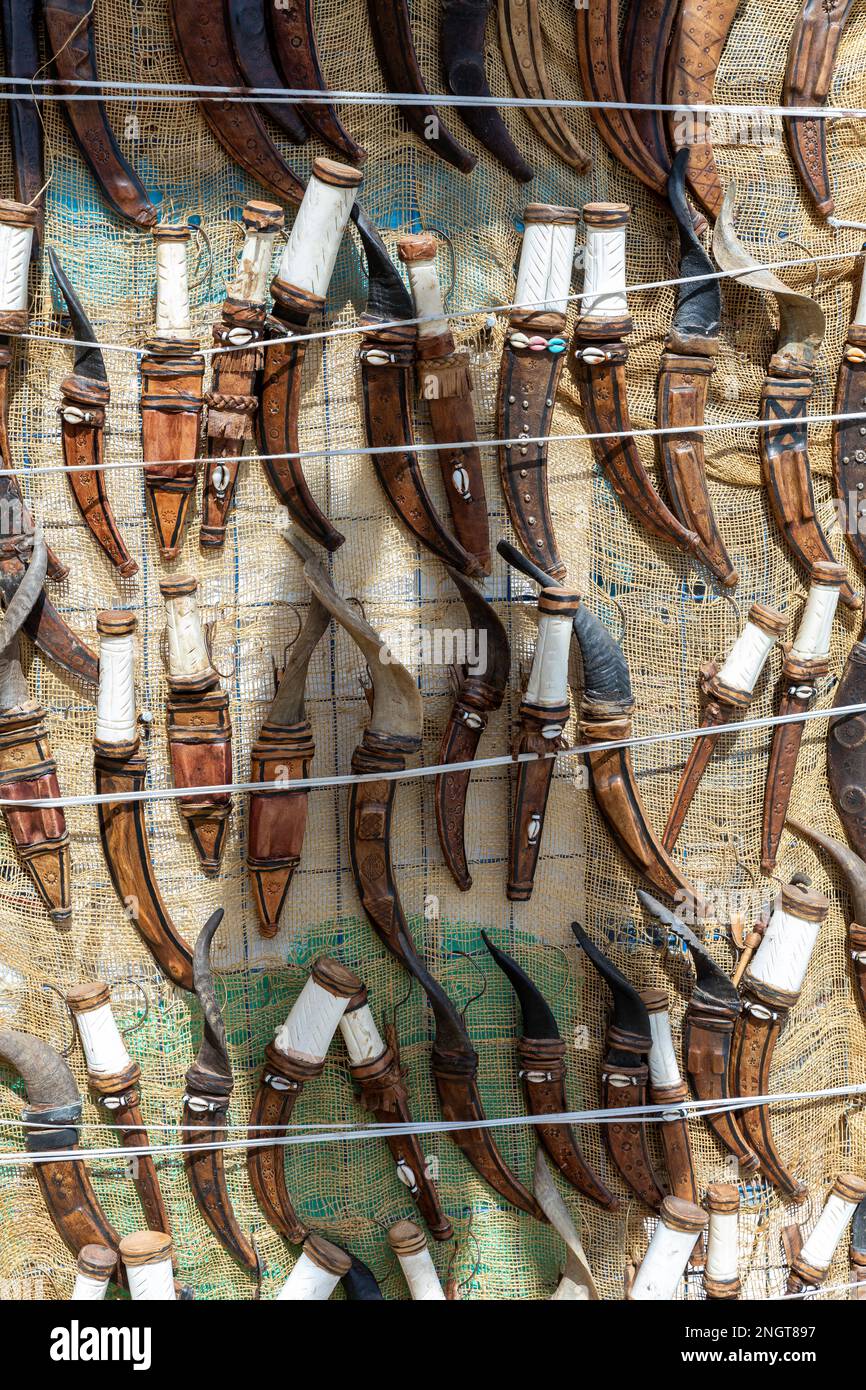 Souvenir colorati fatti a mano. Varietà di souvenir egiziani tradizionali. Bazaar Orientale al Villaggio Nubiano. Assuan. Egitto. Africa. Foto Stock