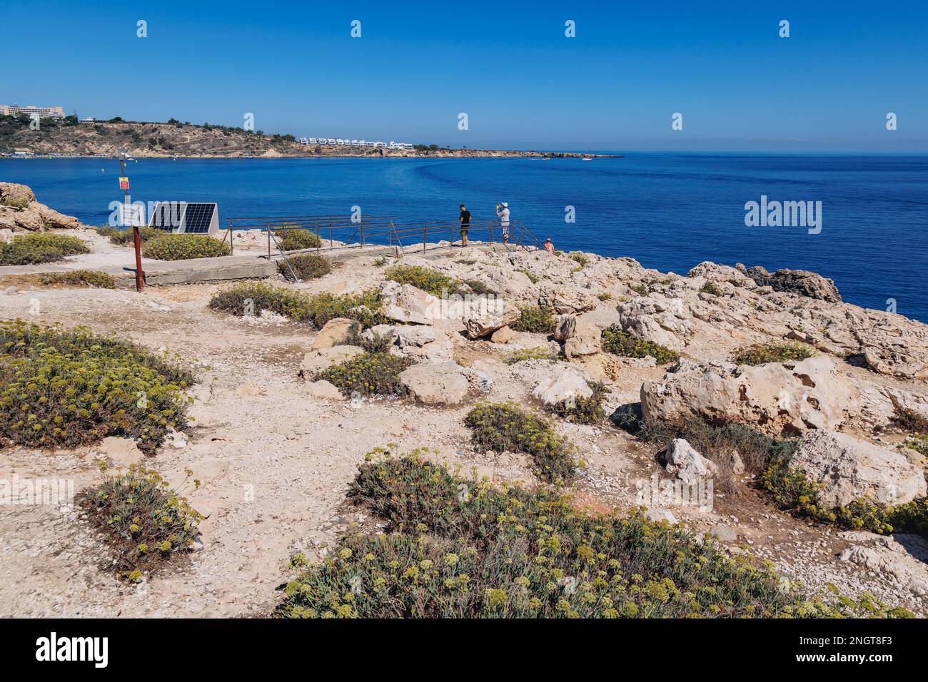 Vista mare dalla zona di Ayioi Anargyroi Cappella in Capo Greco National Forest Park a Cipro Foto Stock