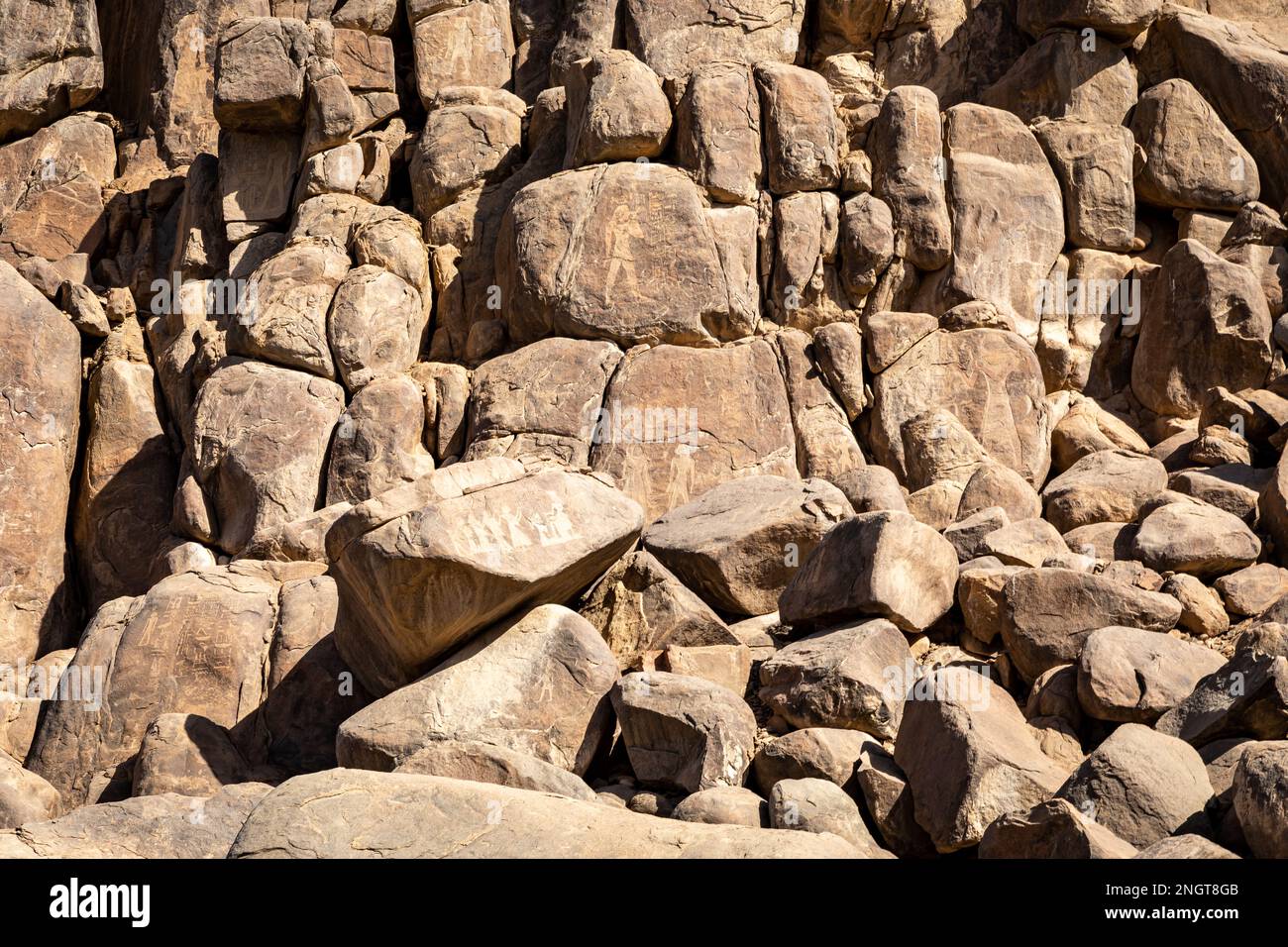 Antichi geroglifi egiziani. Isola Seheil di Assuan, più conosciuta per la carestia Stele Carving. Assuan. Egipt. Africa. Foto Stock