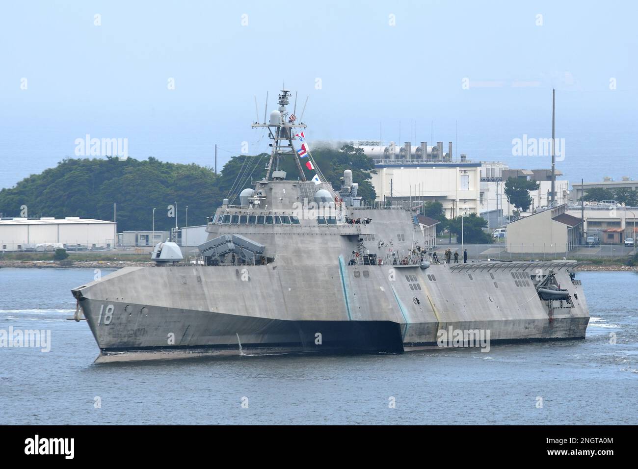 Prefettura di Kanagawa, Giappone - 22 giugno 2022: United States Navy USS Charleston (LCS-18), nave da combattimento litoranea di classe Independence. Foto Stock