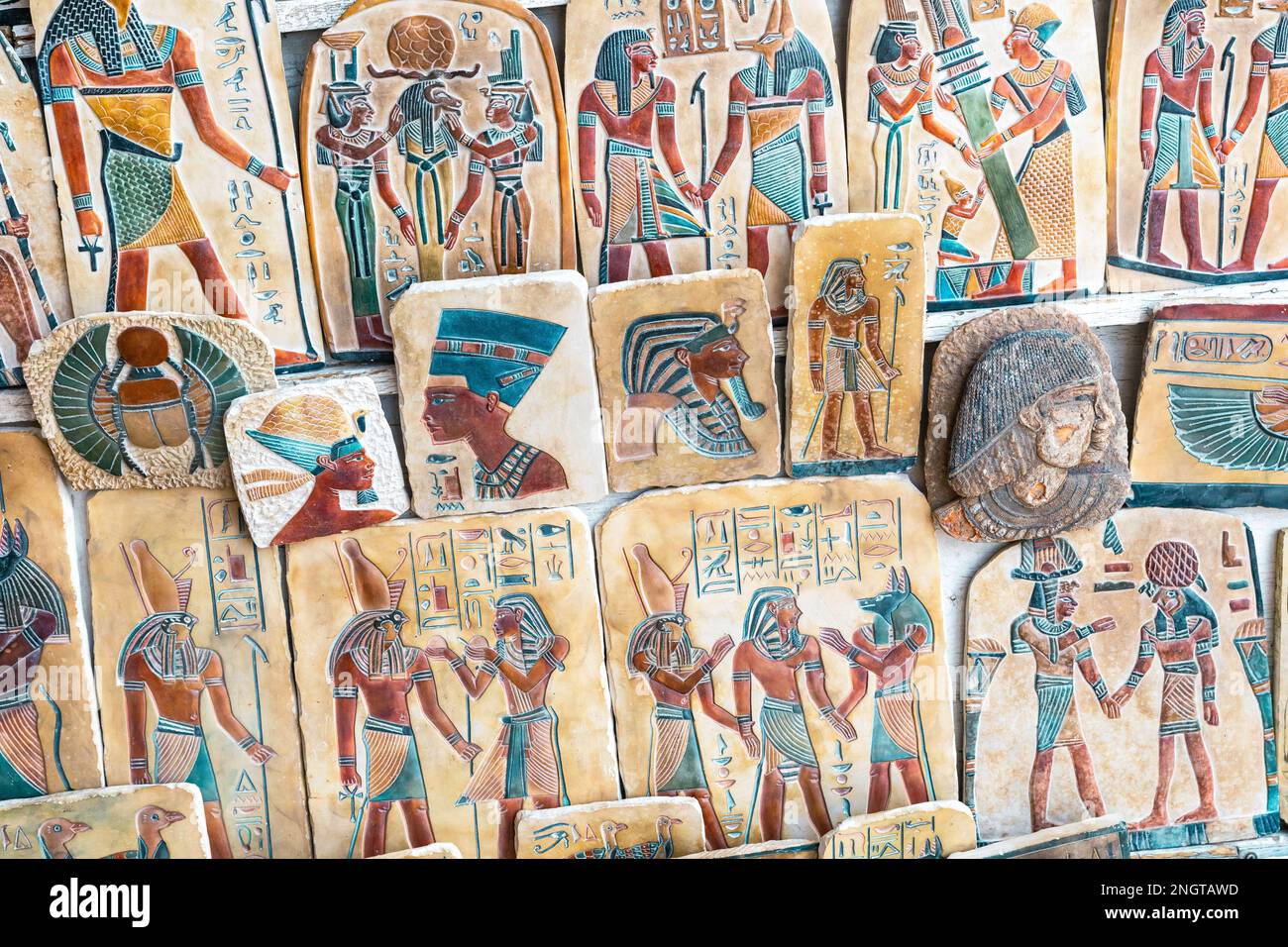 Varietà di souvenir Egiptiani tradizionali. Bazaar Orientale al Villaggio Nubiano. Assuan. Egitto. Africa. Foto Stock