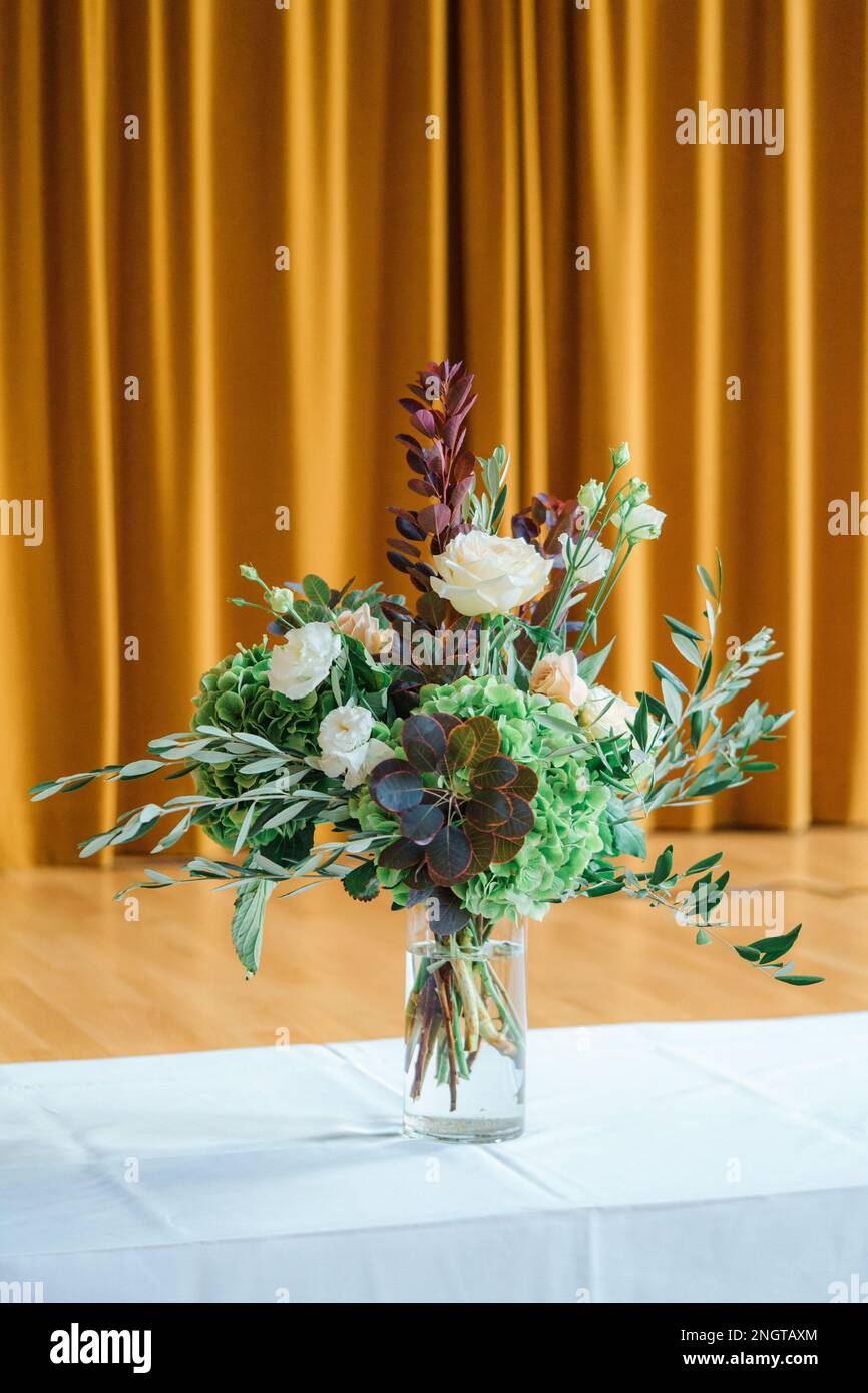Bouquet di fiori in vaso sul tavolo. Foto Stock