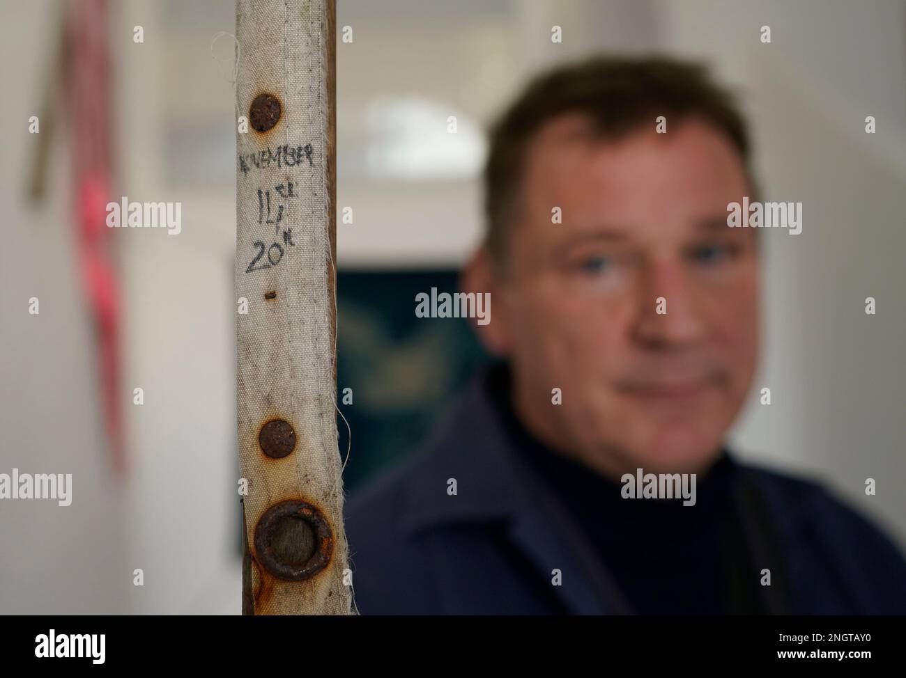 John Baucher con il suo lavoro chiamato "calendario dei giorni declinati" fatto da pali della bandiera trovati, dotati o recuperati da Belfast al lancio della mostra 'Now thats what i call Vault' alla Mart Gallery di Rathmines Dublino. Data immagine: Domenica 19 febbraio 2023. Foto Stock