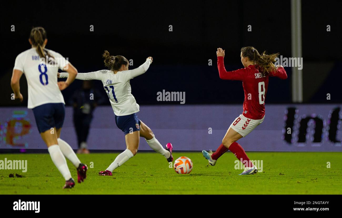 Laval, Francia, 18th 2023 febbraio: Emma Snerle (8 Danimarca) e Guro Reiten (11 Norvegia) si battono per la palla durante la partita di calcio internazionale amichevole tra Danimarca e Norvegia allo Stade Francis le Basser di Laval, Francia. (James Whitehead/SPP) Foto Stock