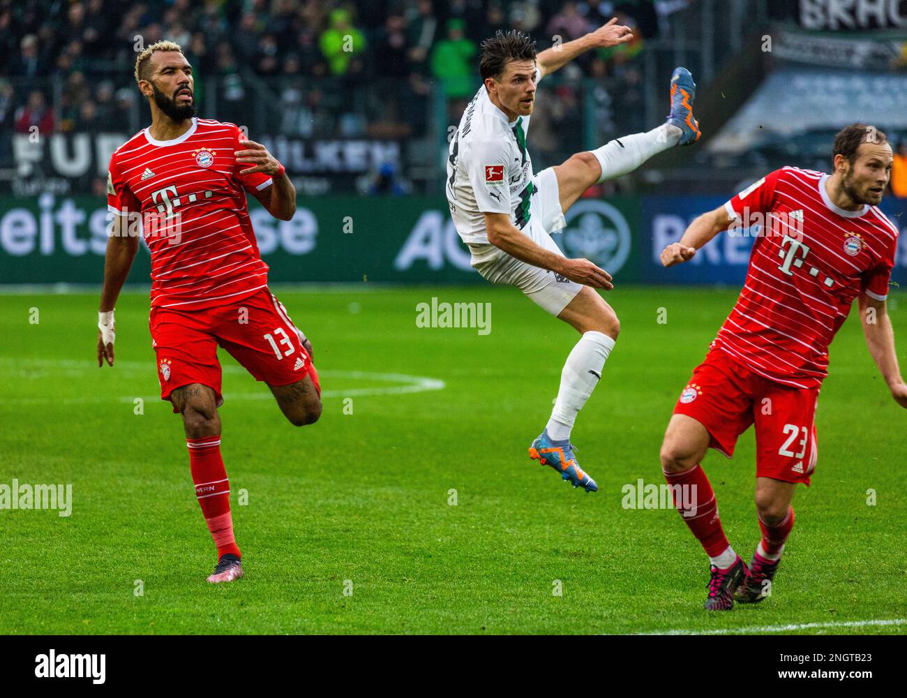 Sport, calcio, Bundesliga, 2022/2023, Borussia Moenchengladbach vs. FC Bayern Monaco 3-2, Stadio Borussia Park, scena della partita, girato in gol da Jonas Hofmann (MG), sinistra Eric Maxim Choupo Moting (FCB), le NORMATIVE DFL VIETANO QUALSIASI USO DI FOTOGRAFIE COME SEQUENZE DI IMMAGINI E/O QUASI-VIDEO Foto Stock