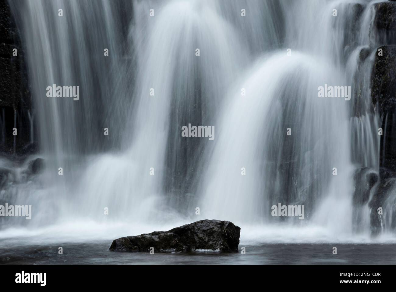 Immagine del paesaggio invernale della cascata di Scaleber Force nello Yorkshire Dales National Park Foto Stock