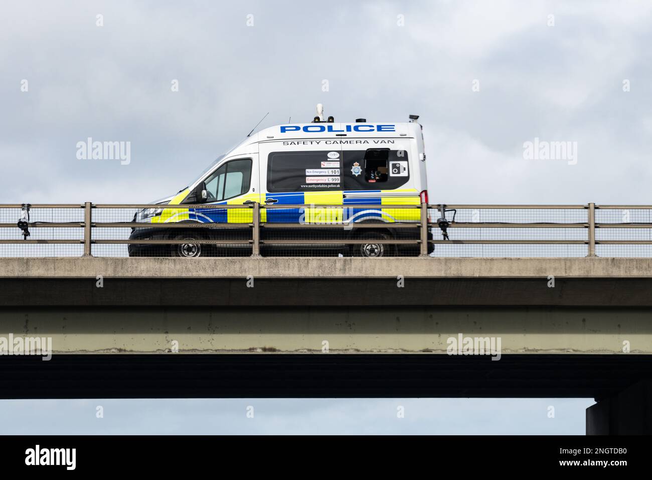 Pulmino di sicurezza della polizia sul ponte autostradale - Inghilterra UK Foto Stock