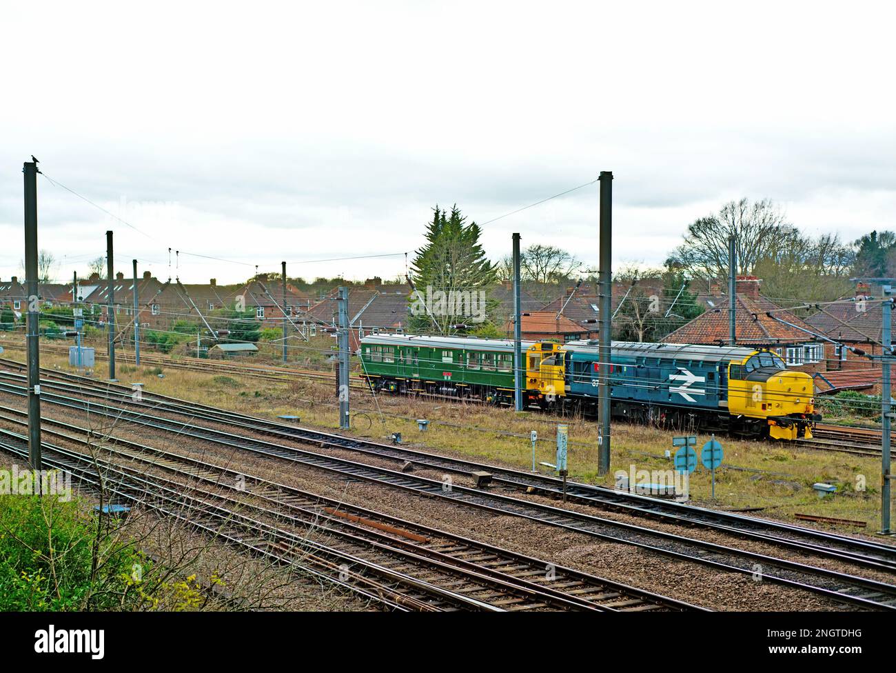 Classe 37 e berlina di ispezione ferroviaria a Holgate Sidings, York, Inghilterra Foto Stock