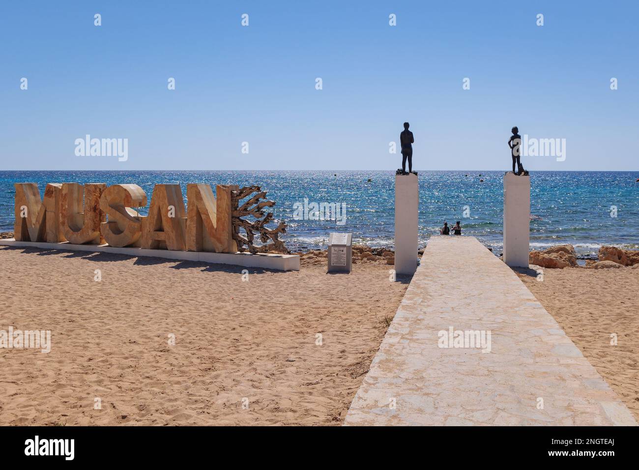 Segno di Musan Museo delle sculture sottomarine sulla spiaggia di Pernera nella città di Ayia Napa nella campagna isola di Cipro Foto Stock