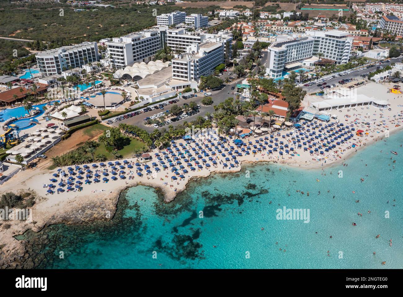 Vista aerea del drone di Nissi spiaggia in Ajia Napa resort nella campagna isola di Cipro Foto Stock