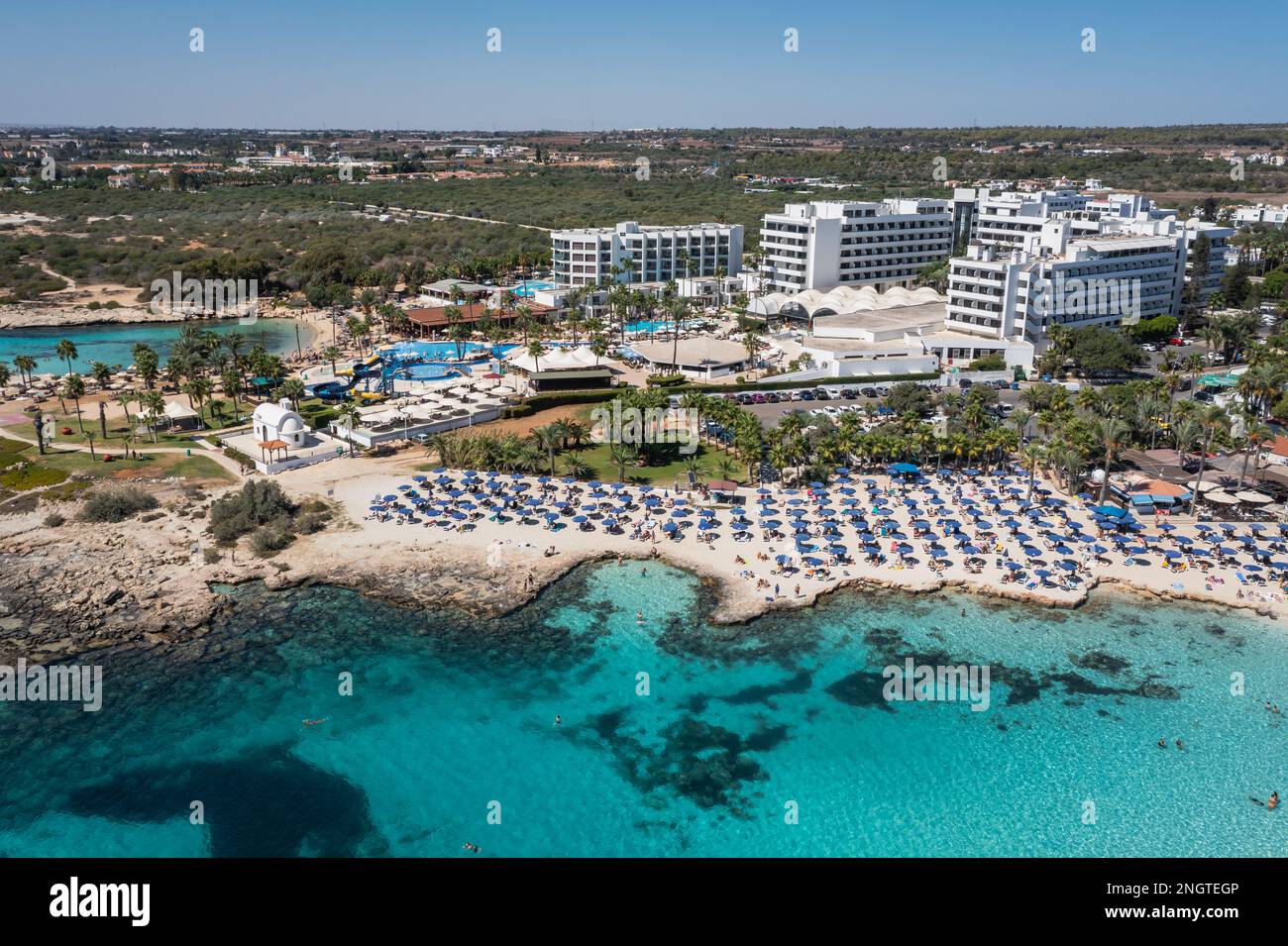 Vista aerea del drone di Nissi spiaggia in Ajia Napa resort nella campagna isola di Cipro Foto Stock