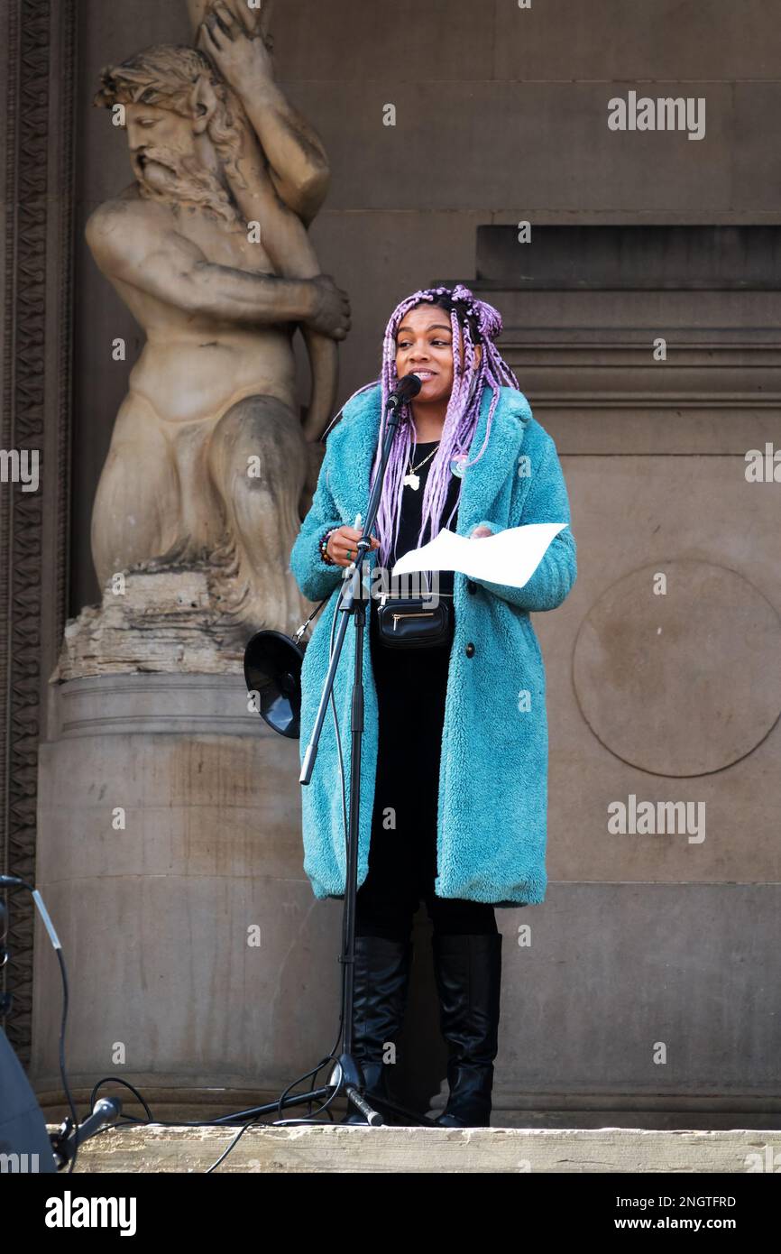 Chantelle Lunt Presidente della Merseyside Alliance for Racial Equality parlando sui passi di St George's Hall Liverpool al Refugees benvenuto qui rally Foto Stock