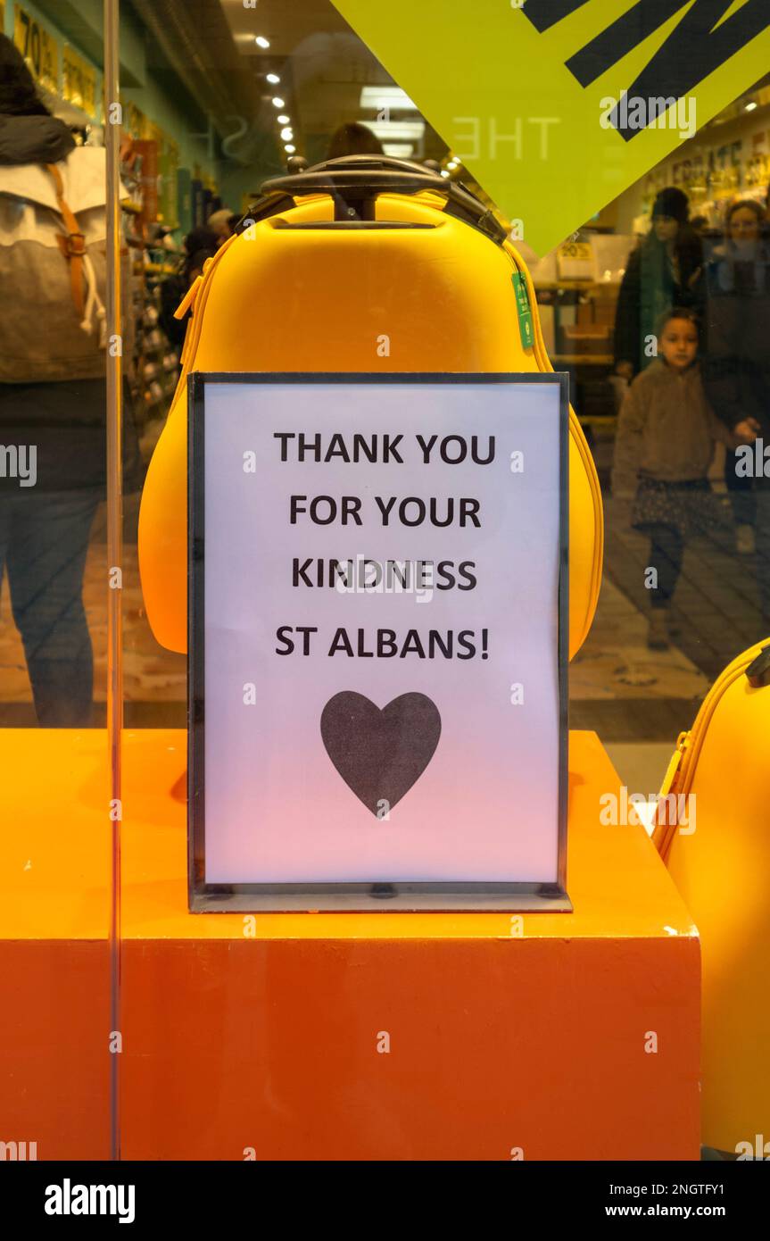 Accedi alla finestra del negozio Paperchase, The Maltings, St. Albans ringrazia la gente di St. Albans per la loro gentilezza Foto Stock