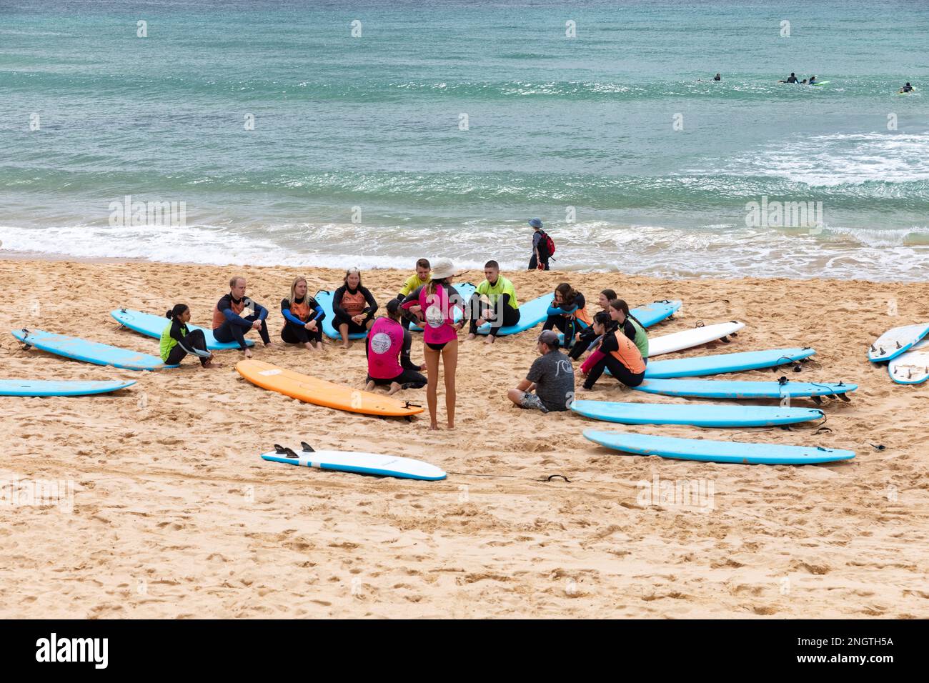 Gruppo di persone che hanno lezioni di surf a Manly Beach a Sydney Australia durante l'estate 2023 Foto Stock