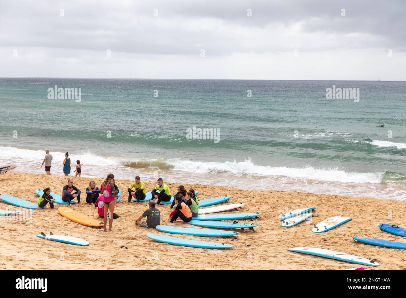 Gruppo di persone che hanno lezioni di surf a Manly Beach a Sydney Australia durante l'estate 2023 Foto Stock