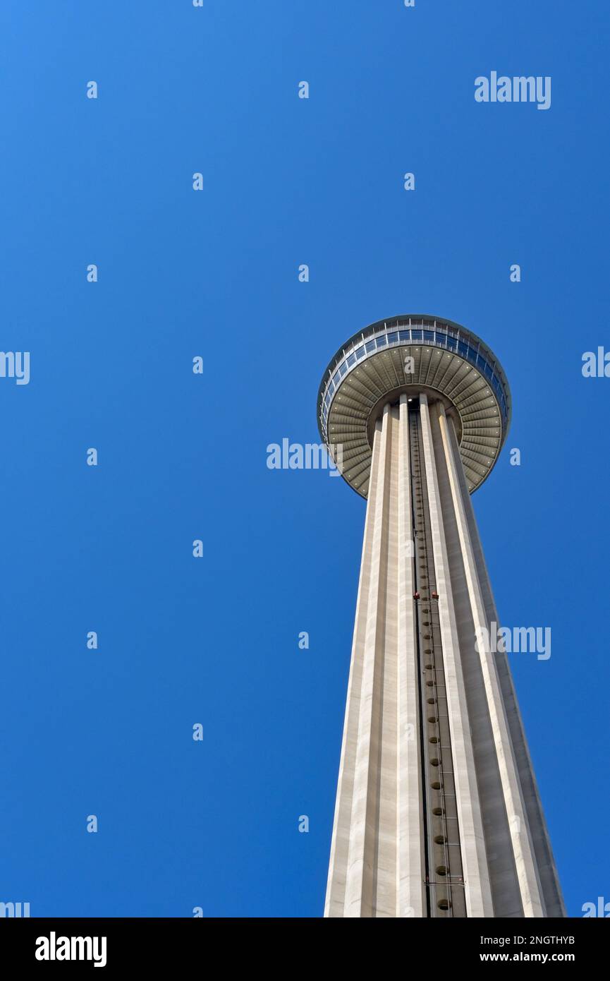 San Antonio, Texas, USA - Febbraio 2023: Torre delle Americhe nel quartiere Hemisfair centro di San Antonio. È stato costruito per la fiera mondiale del 1968 Foto Stock