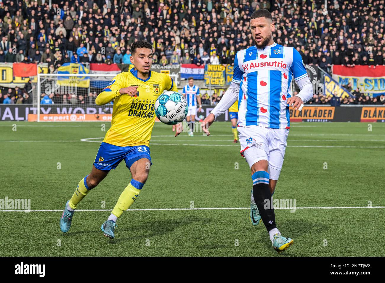 LEEUWARDEN - (lr) Daniel van Kaam di SC Cambuur, Jeffrey Bruma di SC Heerenveen durante la partita di campionato olandese tra SC Cambuur e sc Heerenveen allo stadio di Cambuur il 19 febbraio 2023 a Leeuwarden, Paesi Bassi. ANP GERRIT VAN KOLOLEN Foto Stock