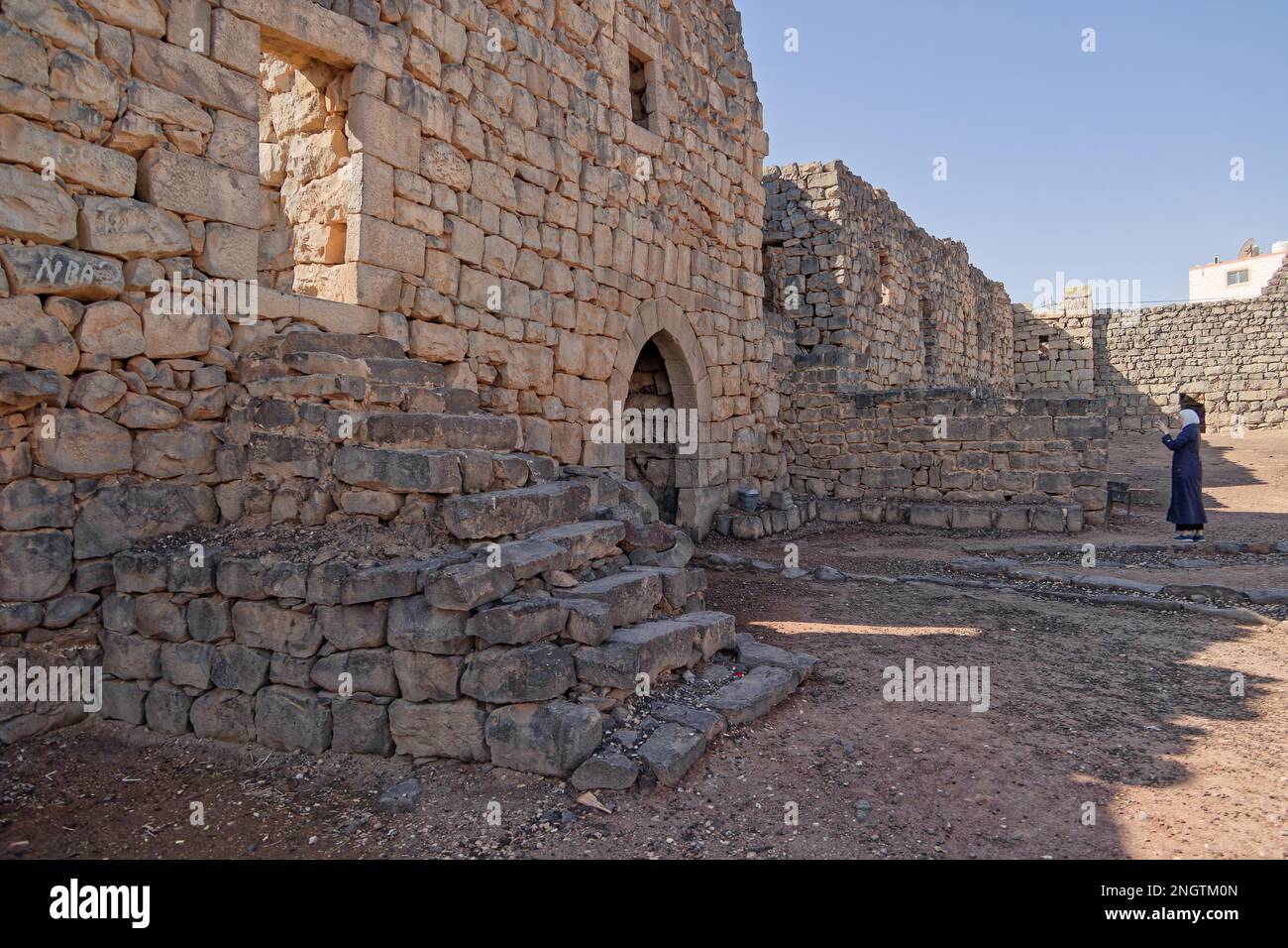 Le mura occidentali di Qasr al-Azraq, un castello nel deserto situato a circa 62 mi (100 km) ad est di Amman, Giordania. Credit: MLBARIONA/Alamy Stock Photo Foto Stock