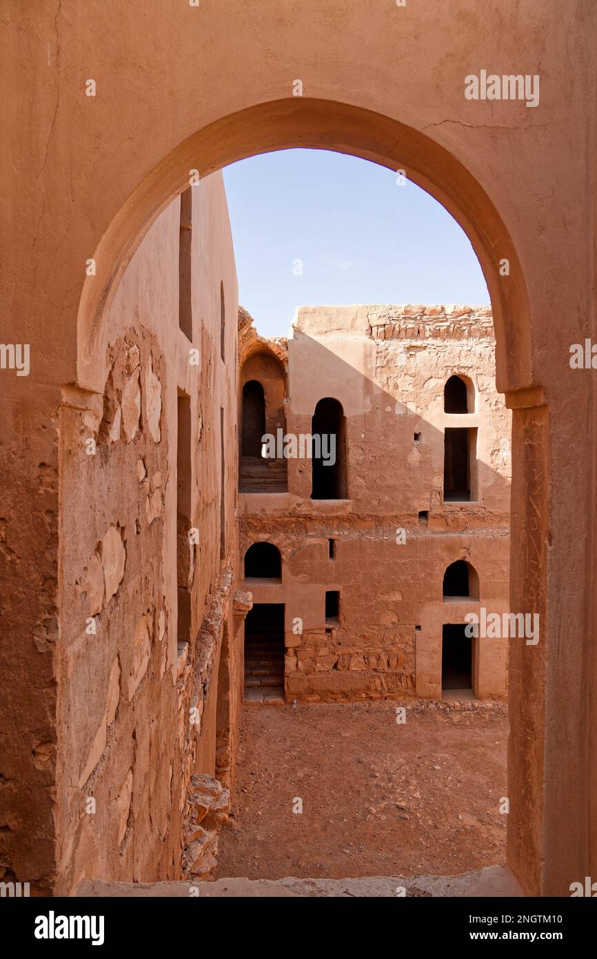 Qasr al-Harrana, un castello nel deserto situato a circa 37 mi (60 km) ad est di Amman, Giordania. Credit: MLBARIONA/Alamy Stock Photo Foto Stock