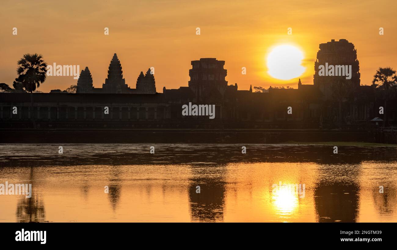 Alba sul famoso Tempio di Angkor Wat in Cambogia. Foto Stock