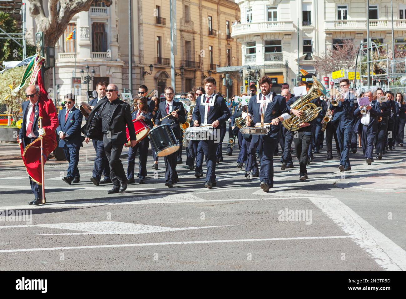 Orchestra marciando sulla strada . Festival di fanfare in Spagna . Persone con strumenti musicali Foto Stock