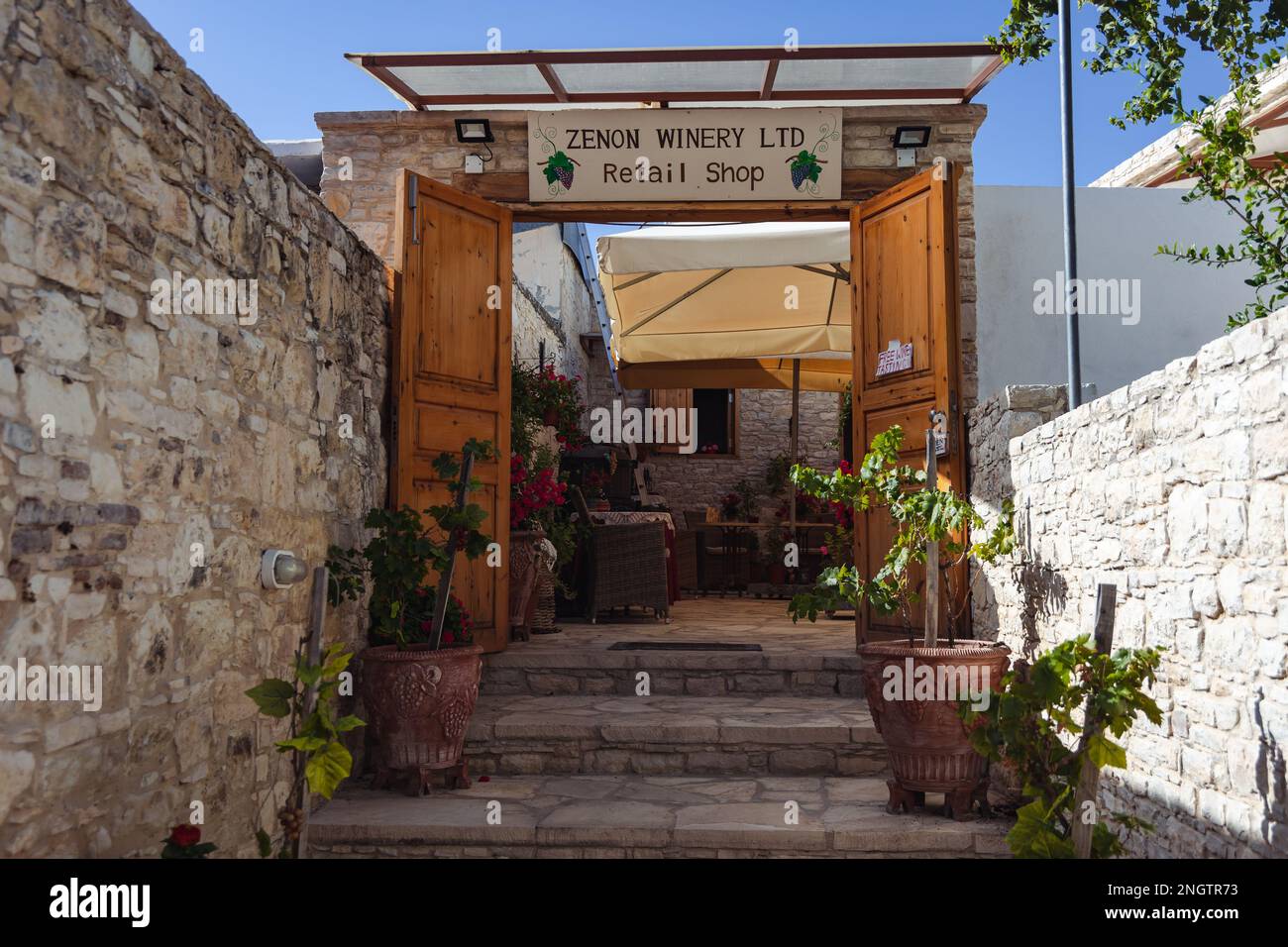 Zenon cantina negozio nella città di Omodos in Troodos Montagne sulla campagna isola di Cipro Foto Stock