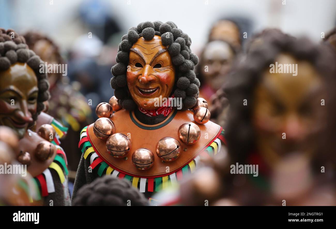 19 febbraio 2023, Baden-Württemberg, Riedlingen: La figura di carnevale 'Boppele' della gilda 'Gole' marca per le strade della città di Riedlingen la domenica di Fasnet. La gilda di Gole Fools è membro dell'Associazione delle gilde di sciabiche Alemanniche (Vereinigung Schwäbisch Alemannischer Narrenzünfte VSAN). Foto: Thomas Warnack/dpa Foto Stock