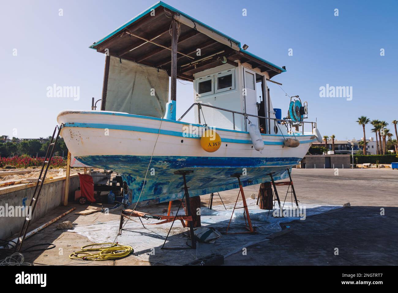 Restauro di barche nel porto nel comune di Latchi, parte della città di Polis nel paese isola di Cipro Foto Stock