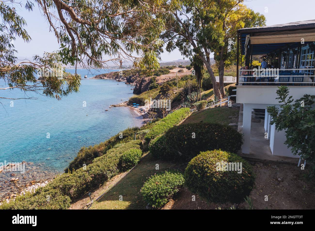 Spiaggia di Aphrodite e ristorante vicino alle terme di Aphrodite giardino botanico nella foresta nazionale di Akamas sulla penisola di Akamas, Paphos District a Cipro Foto Stock