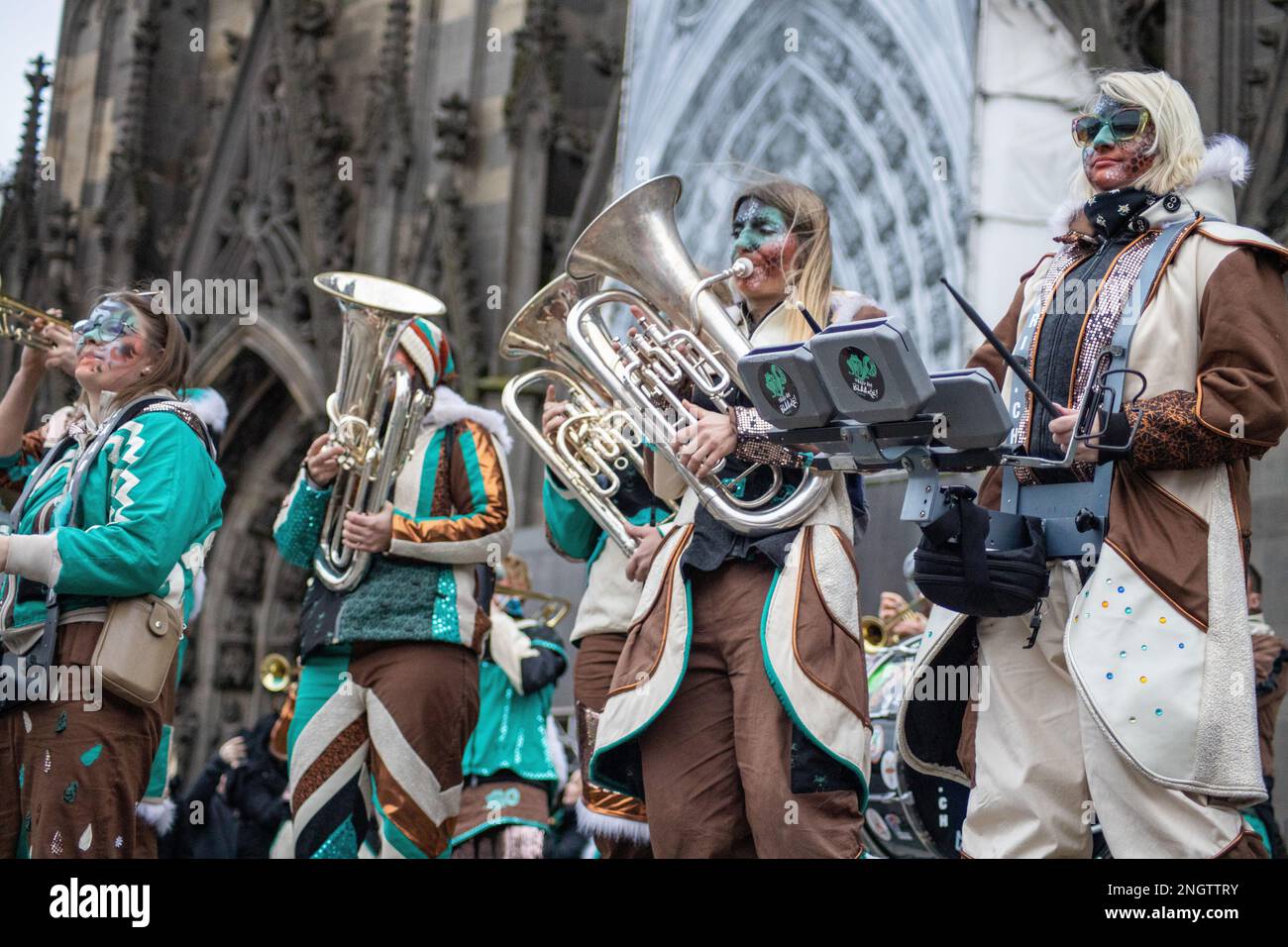 Colonia, Germania - 18 febbraio 2023: Dal 16th al 22nd febbraio 2023, migliaia di festeggiatori si converranno nel vecchio mercato di Colonia, in Germania, per celebrare l'apertura del Carnevale di Colonia, conosciuto anche come "Crazy Days". Credit: Sinai Noor/Alamy Live News Foto Stock