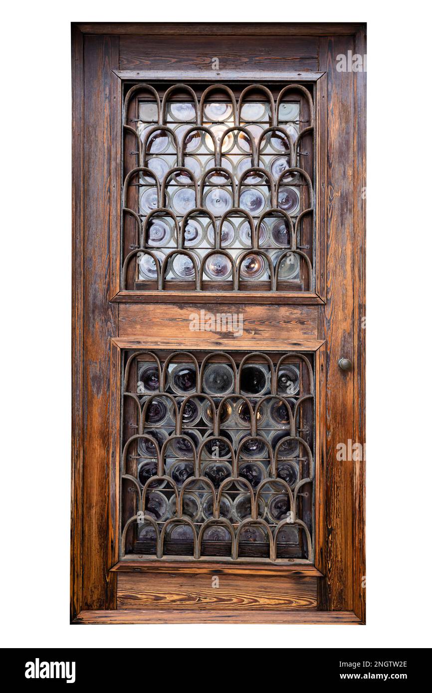 vista frontale della porta in legno vintage con finestre in vetro e ringhiera metallica decorata isolata su bianco Foto Stock