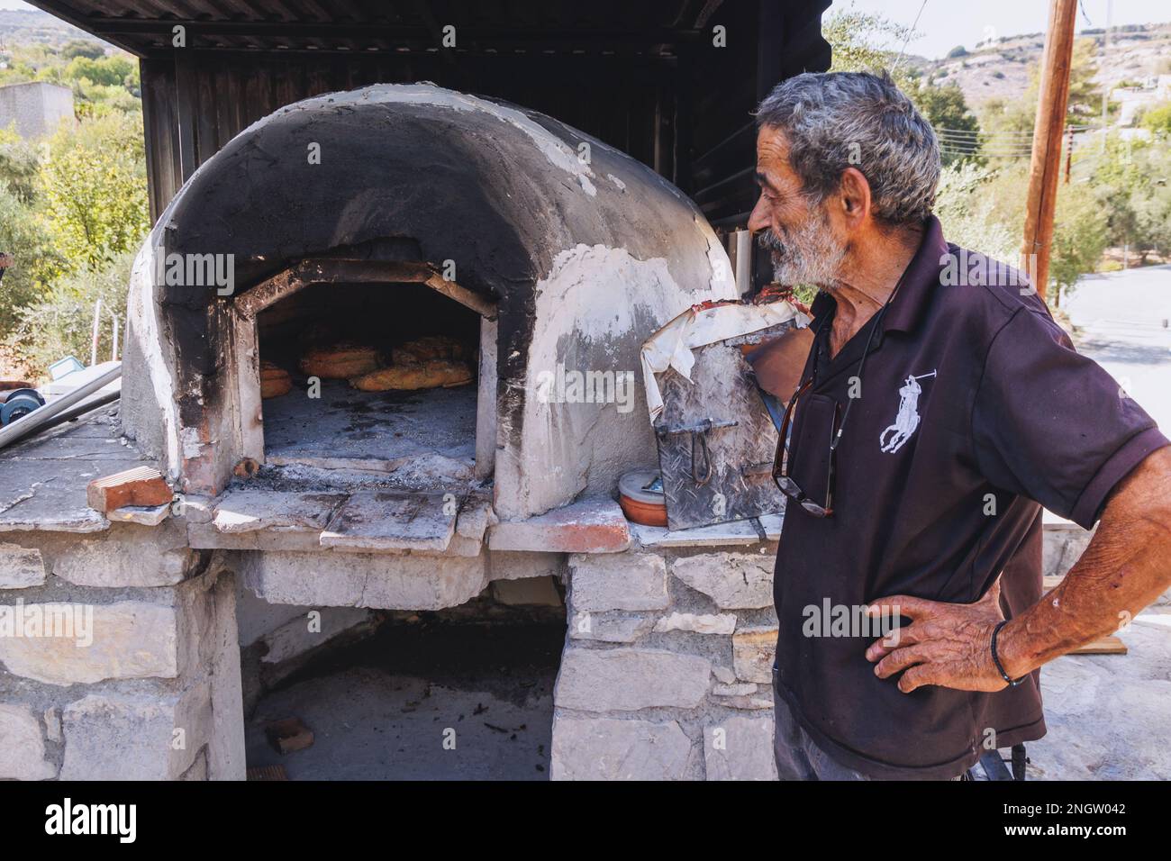 Panificazione tradizionale a Sofia e Andreas Casa tradizionale nel villaggio di Letymbou a Paphos Distretto di Cipro isola paese Foto Stock