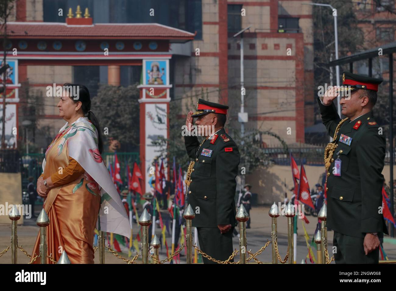 Kathmandu, Nepal. 19th Feb, 2023. Il 19 febbraio 2023 a Kathmandu, Nepal. Il Presidente 'Bidhya Devi Bhandari'(font) si pone rispetto per la guardia d'onore nei locali del padiglione dell'esercito durante la celebrazione della 'Giornata Nazionale della democrazia'. (Foto di Abhishek Maharjan/Sipa USA) Credit: Sipa USA/Alamy Live News Foto Stock