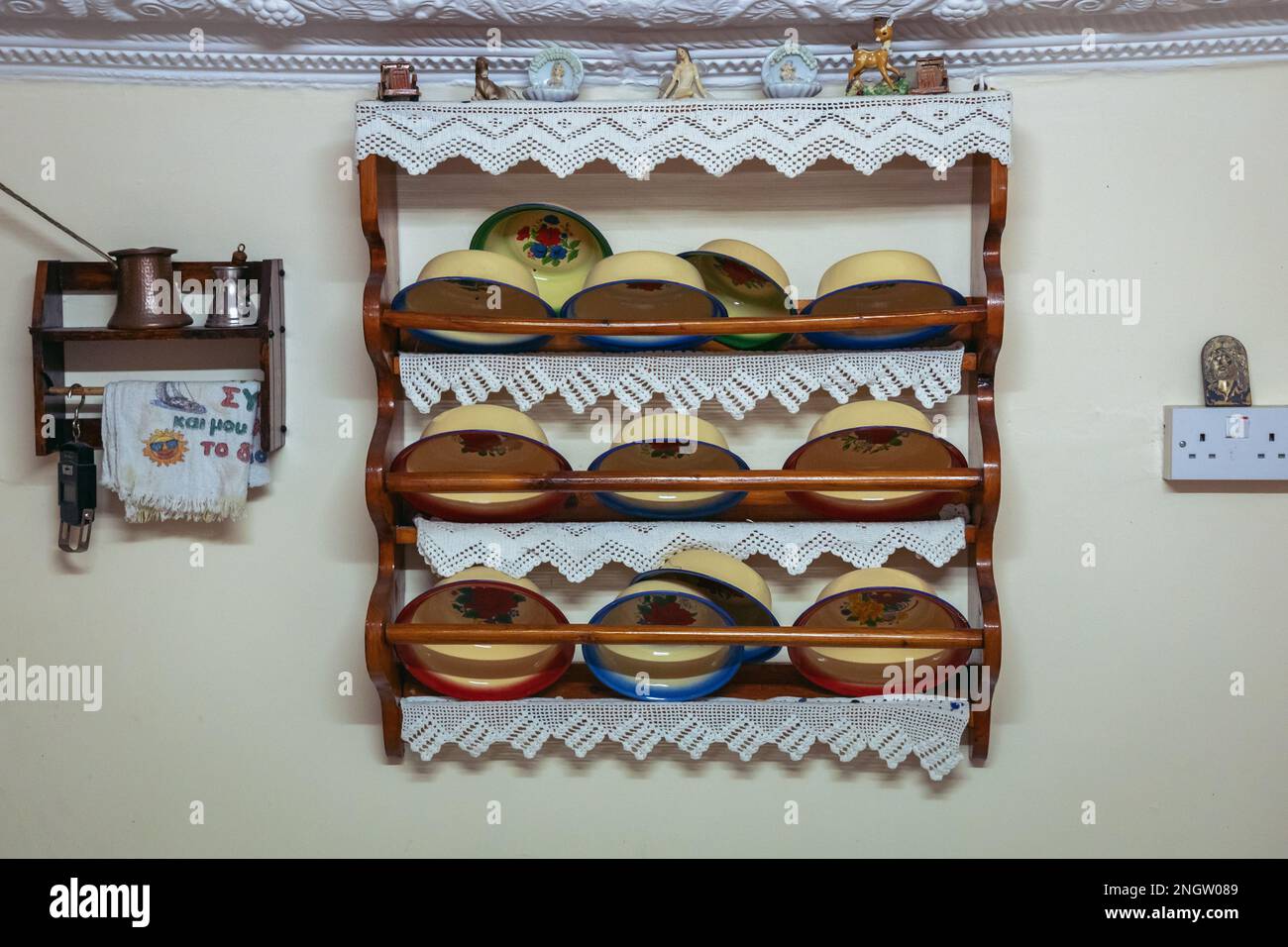 Cucina ciotole a Sofia e Andreas Casa tradizionale a Letymbou villaggio a Paphos Distretto di Cipro isola paese Foto Stock