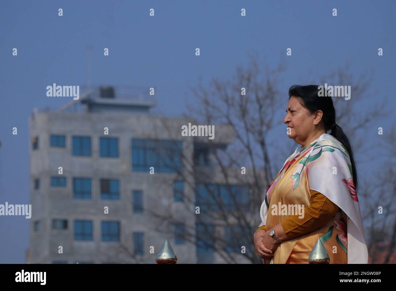 Kathmandu, Nepal. 19th Feb, 2023. Il 19 febbraio 2023 a Kathmandu, Nepal. Il presidente Bidhya Devi Bhandari si pone in rispetto per la guardia d'onore nei locali del padiglione dell'esercito durante la celebrazione della "Giornata nazionale della democrazia". (Foto di Abhishek Maharjan/Sipa USA) Credit: Sipa USA/Alamy Live News Foto Stock