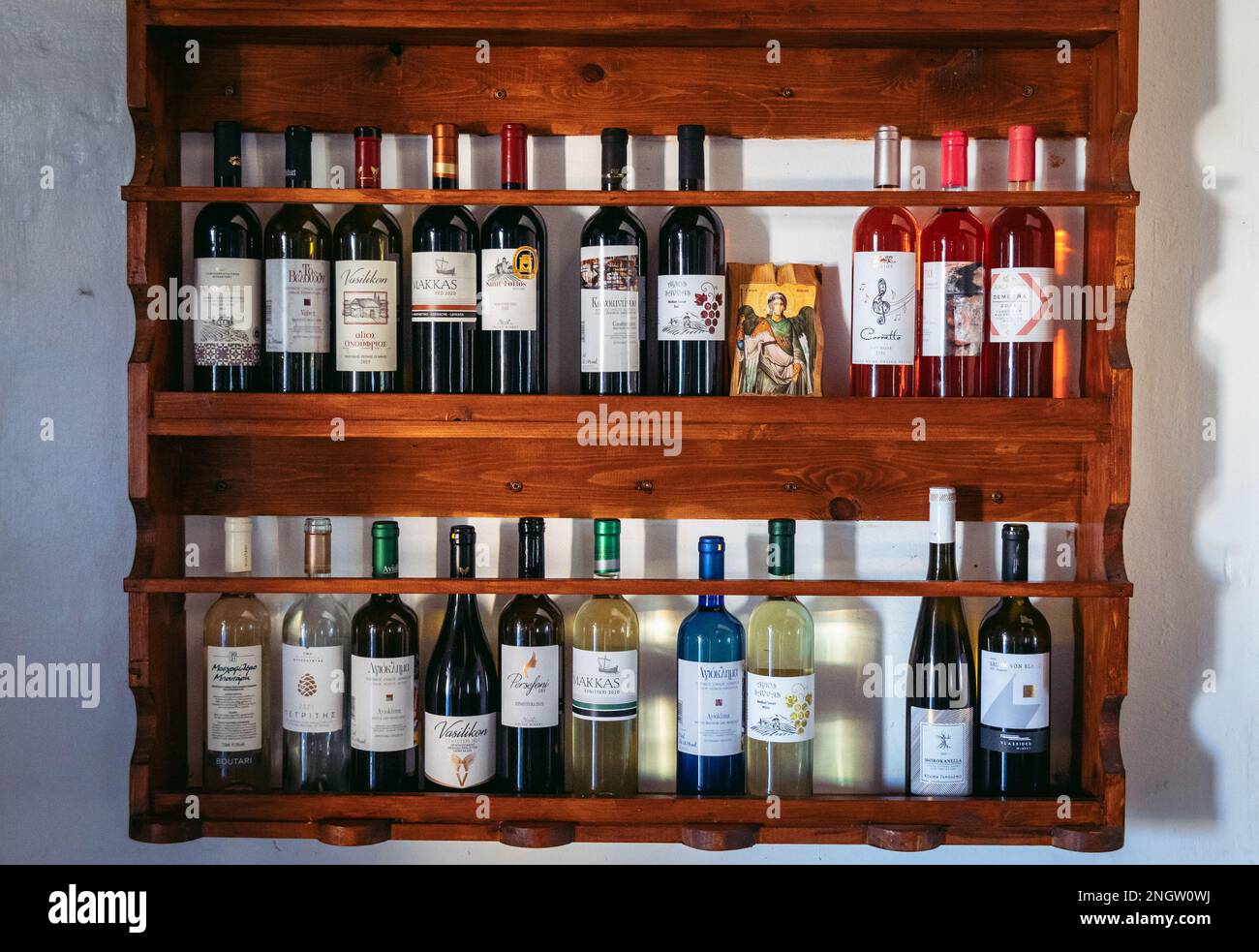 Bottiglie di vino in famiglia taverna Ploumin Sotira città, quartiere Famagosta nel paese isola di Cipro Foto Stock