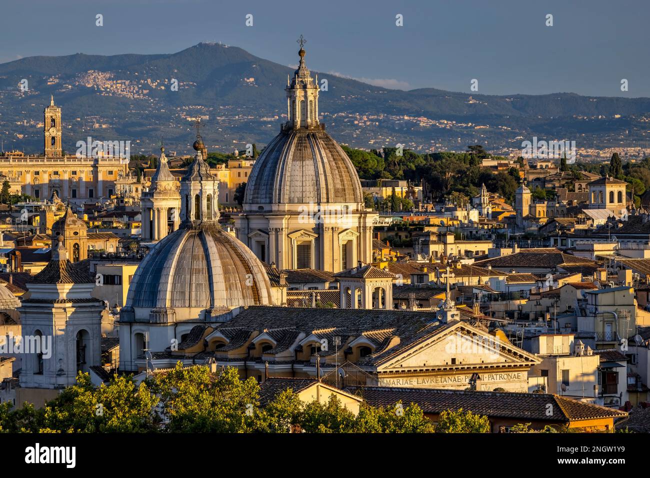 Basilica dei SS. Ambrogio e Carlo sul corso Foto Stock