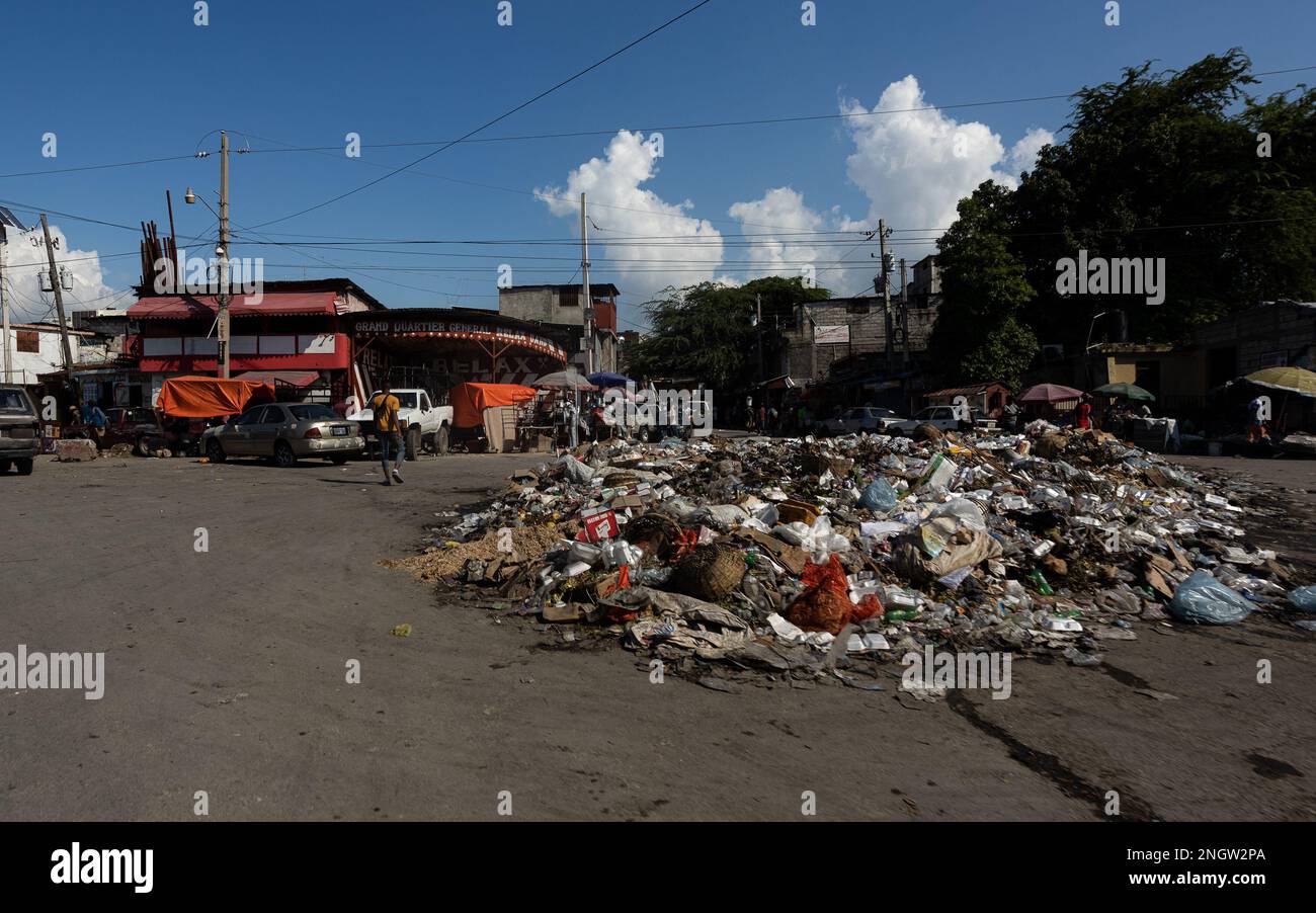 Port Au Prince, Haiti. 14th Nov 2022. Immondizia accatastata a Port-au-Prince, Haiti il 14 novembre 2022. (Foto di Collin Mayfield/Sipa USA) Credit: Sipa USA/Alamy Live News Foto Stock