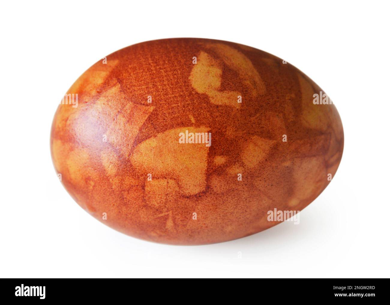 Uovo di Pasqua tinto con bucce di cipolla isolato su fondo bianco. Concetto di Pasqua naturale. Uovo di Pasqua decorato con forma a cuore, effetto marmo. Foto Stock
