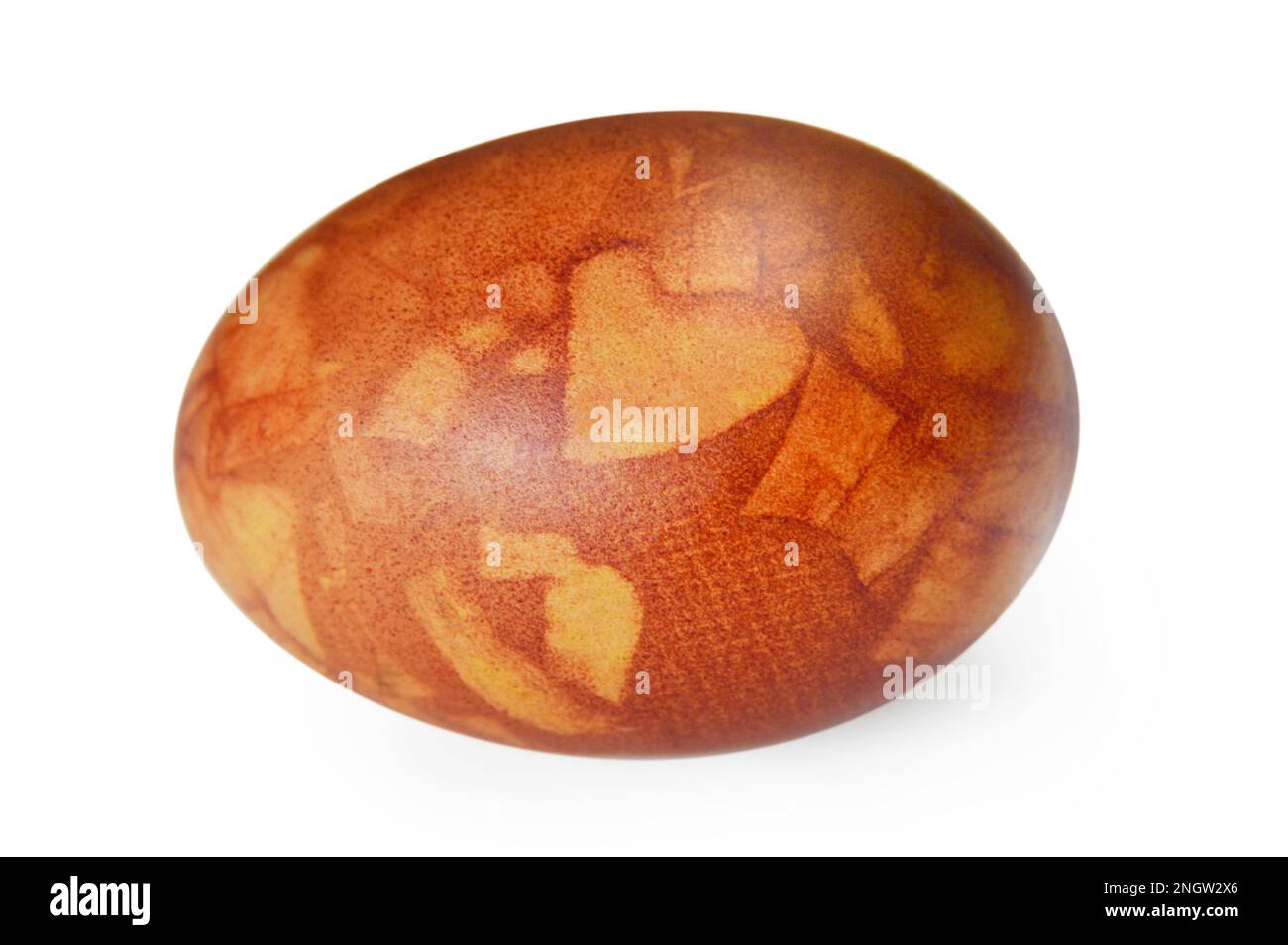 Uovo di Pasqua tinto con bucce di cipolla isolato su fondo bianco. Concetto di Pasqua naturale. Uovo di Pasqua decorato con forma a cuore, effetto marmo. Foto Stock