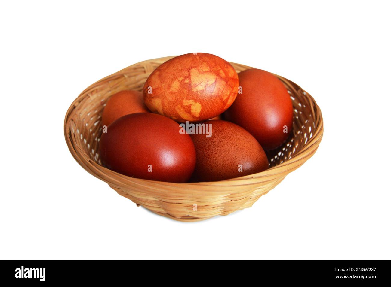 Cestino di Pasqua con uova di Pasqua tinte naturalmente isolate su sfondo bianco Foto Stock