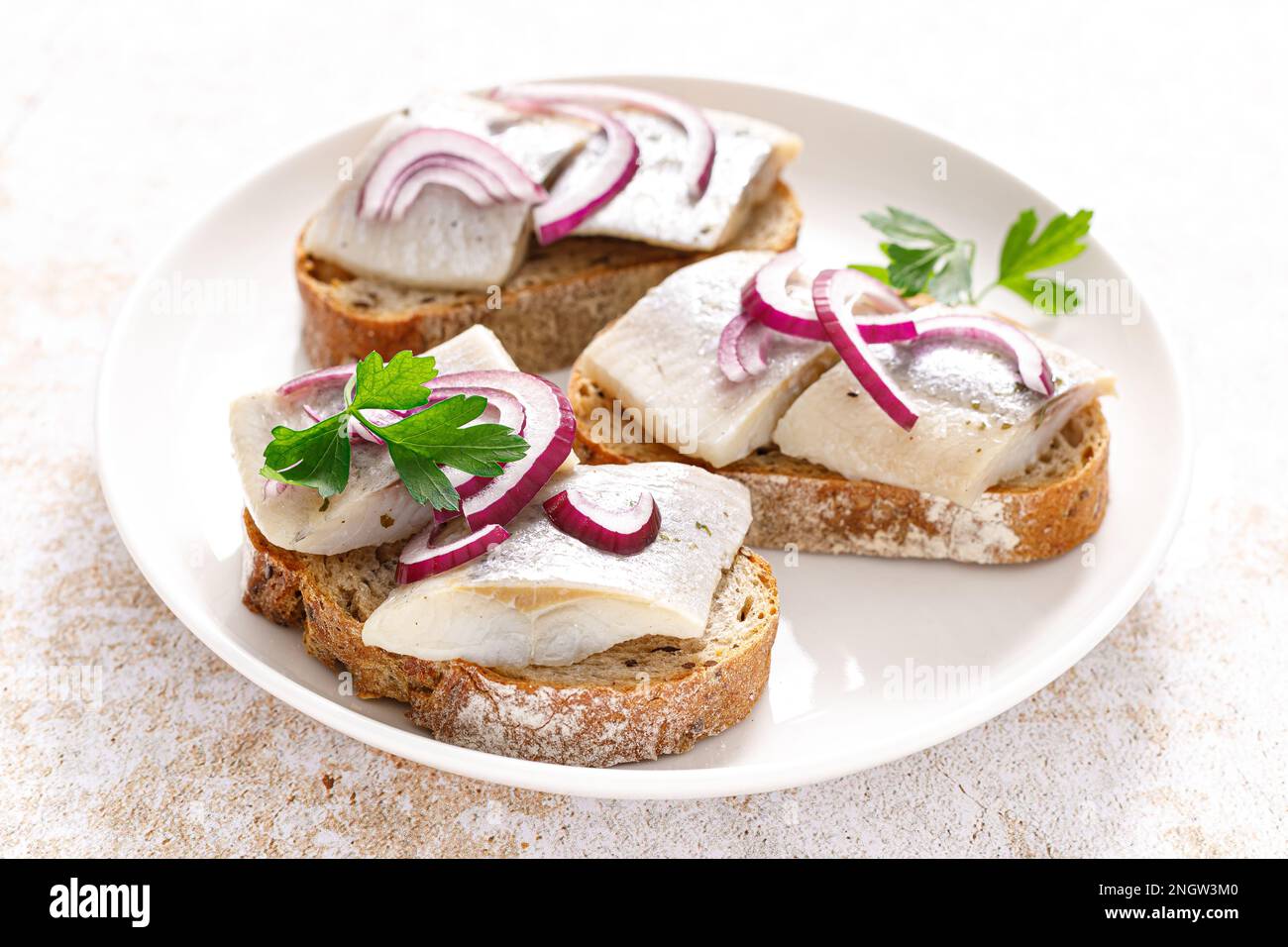 Sandwich di aringhe. Tostare con pane, aringhe e cipolla. Vista dall'alto Foto Stock