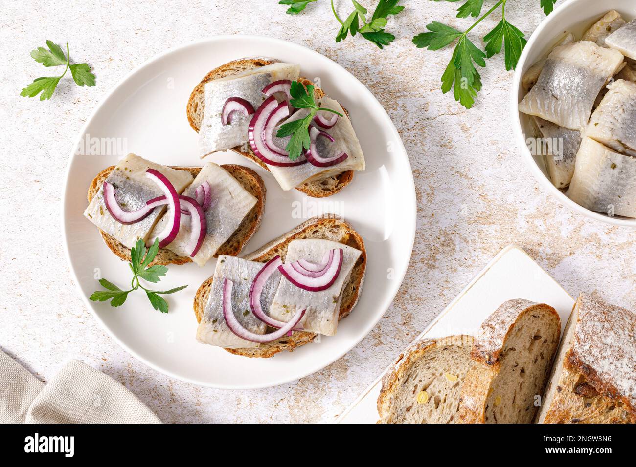 Sandwich di aringhe. Tostare con pane, aringhe e cipolla. Vista dall'alto Foto Stock