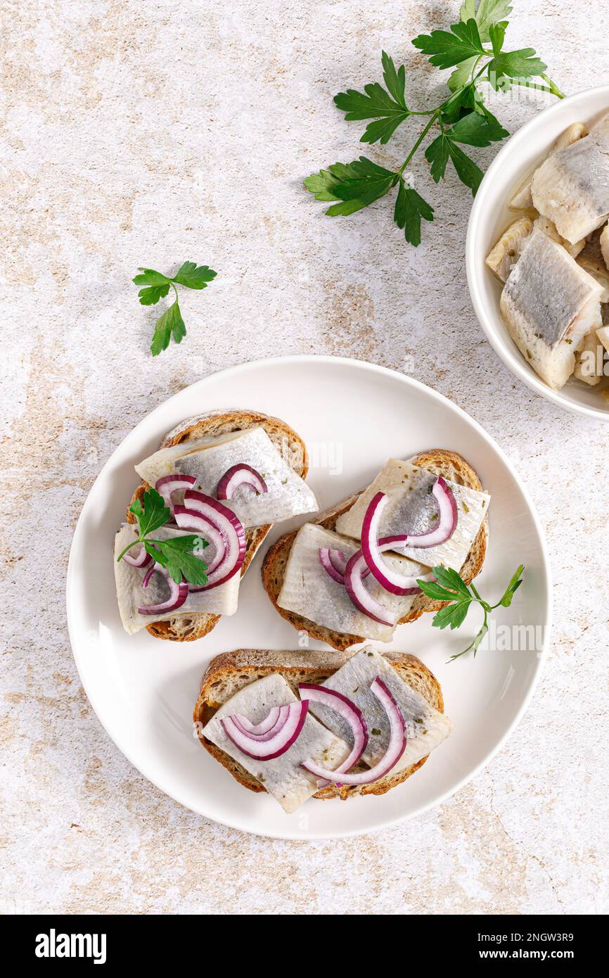 Sandwich di aringhe. Tostare con pane, aringhe e cipolla. Vista dall'alto Foto Stock