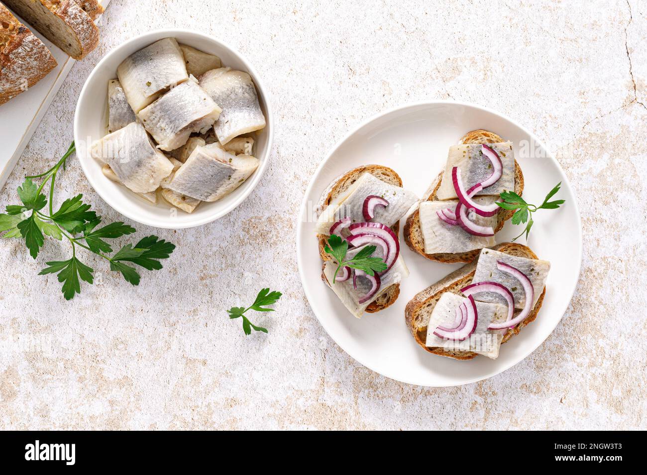 Sandwich di aringhe. Tostare con pane, aringhe e cipolla. Vista dall'alto Foto Stock