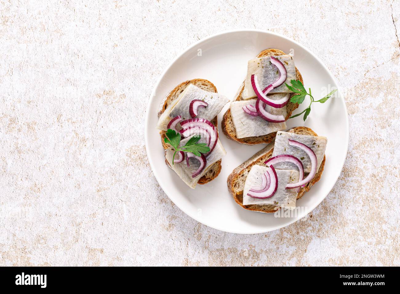 Sandwich di aringhe. Tostare con pane, aringhe e cipolla. Vista dall'alto Foto Stock