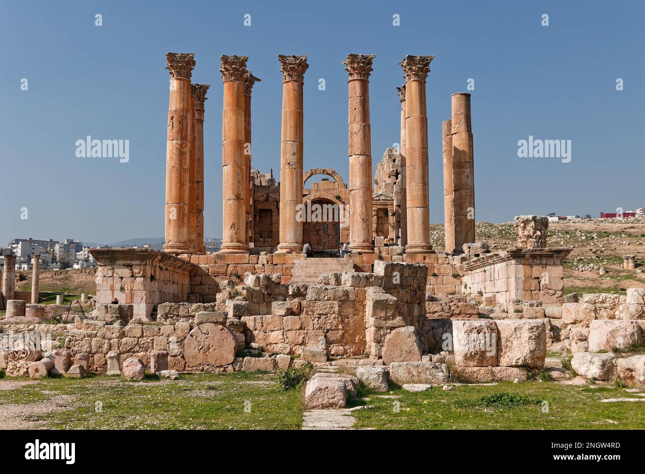 Il grande tempio dedicato ad Artemis nell'antica città greco-romana di Jerash, Giordania. Credit: MLBARIONA/Alamy Stock Photo Foto Stock